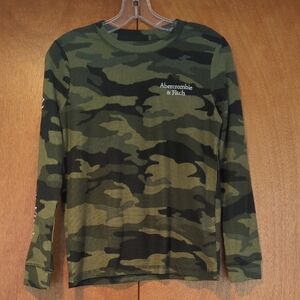 Abercrombie & Fitch Men's Green Camouflage Long Sleeve Tee